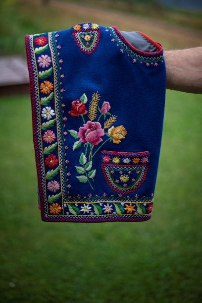 Arttystka haftuje wzory na pienińskich strojach ludowych.jpg